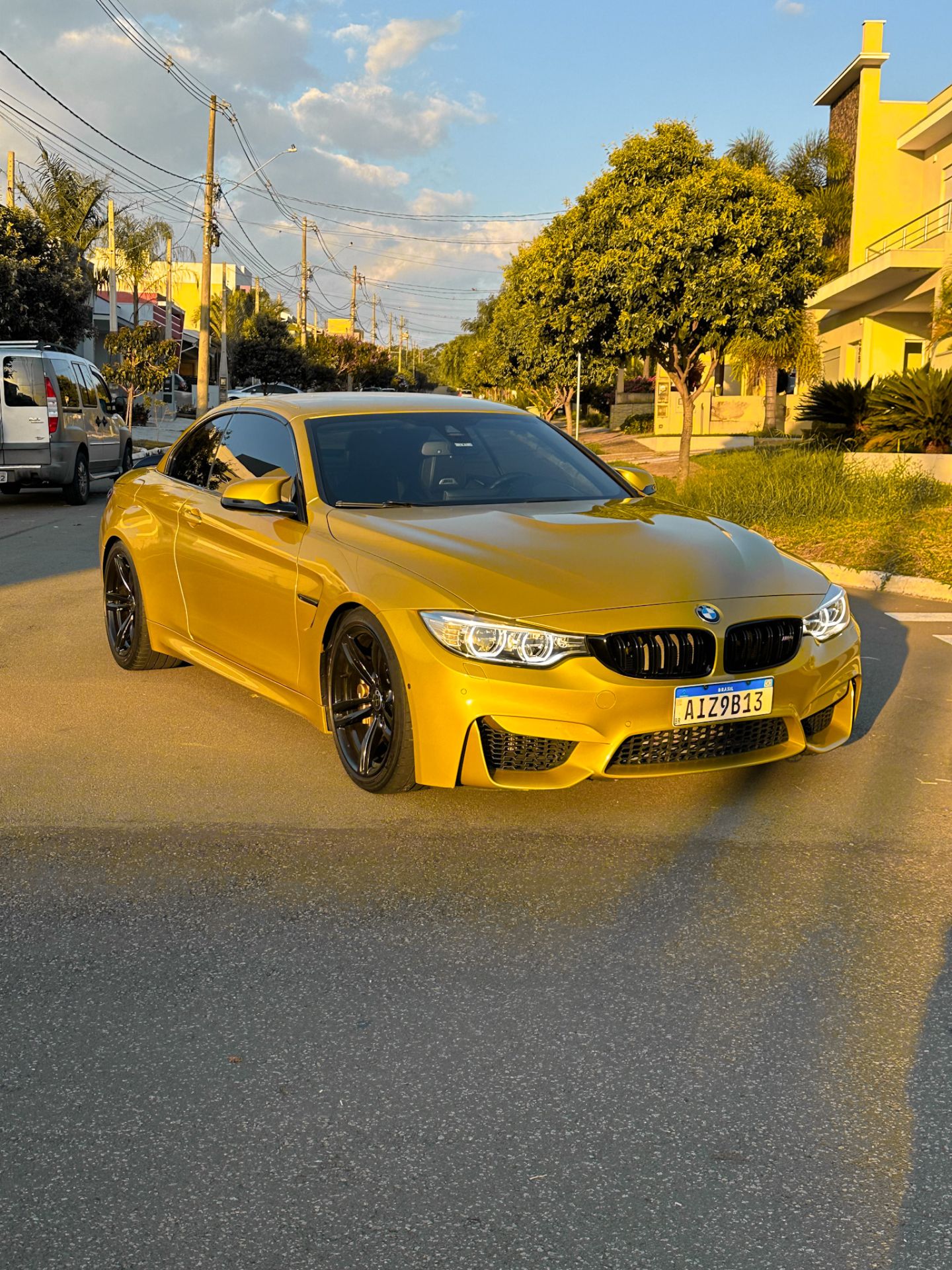 BMW M4 - Autin yellow 